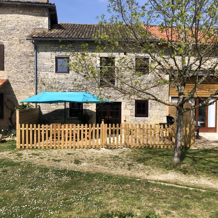 Blacksmiths Cottage In Blanzay - 3 Beds Buitenkant foto
