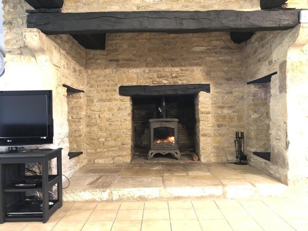 Blacksmiths Cottage In Blanzay - 3 Beds Buitenkant foto
