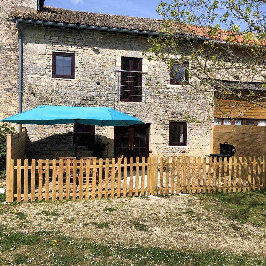 Blacksmiths Cottage In Blanzay - 3 Beds Buitenkant foto